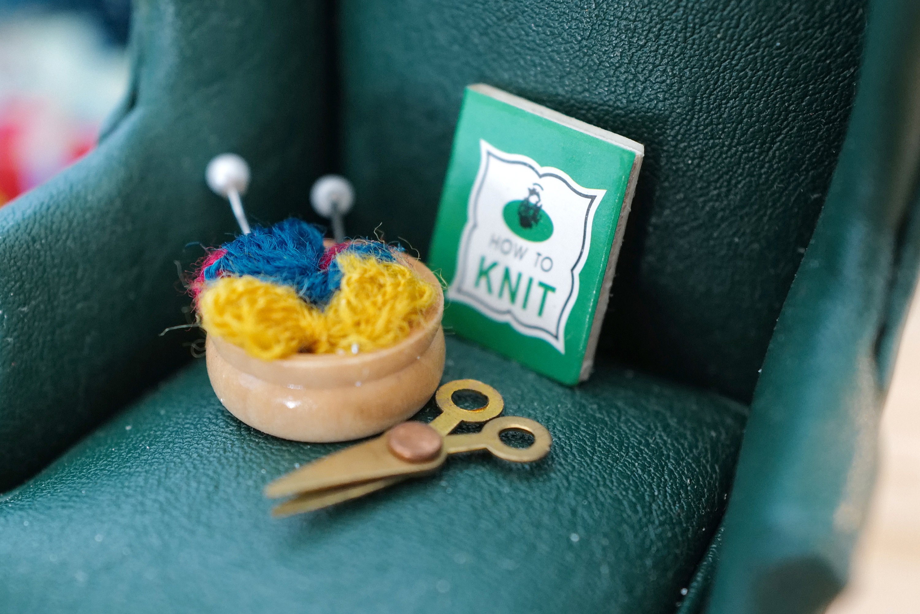 Spulen   1:12  Puppenhaus  Miniatur Regal mit Wolle Strickzeug 