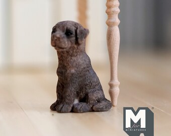 ミニチュア座りラブラドール子犬 1/12スケール ジオラマ犬 高さ15/16インチ（キャスト樹脂製）（ブラウン） - H046