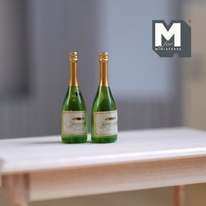 1:12 スケール ドールハウス ミニチュア 白ワインボトル 2 個セット (プラスチック) - B040