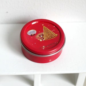 1:12 Miniature wrapped chocolate with tin container E082