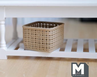 Cesta cuadrada miniatura de imitación de mimbre para casa de muñecas a escala 1:12, cesto de ropa de ratán, contenedor de almacenamiento de 15/16 pulgadas de alto (beige) - C012