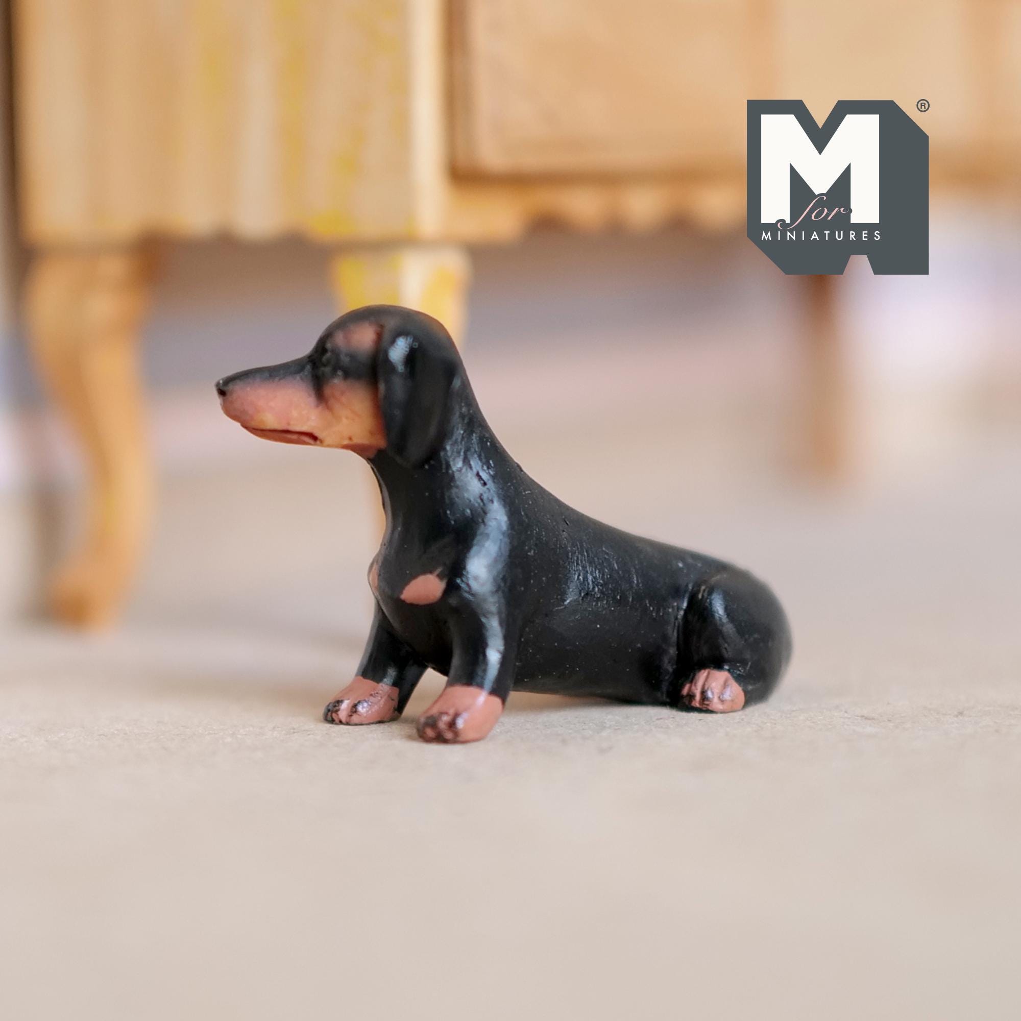 Cane Bassotto Seduto In Miniatura – Tumdee Scala 1:12 Per Casa Delle Bambole