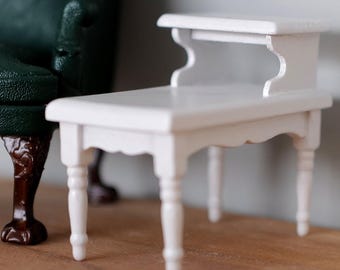 Poppenhuisbenodigdheden: miniatuur salontafel in de woonkamer D044, schaal 1:12