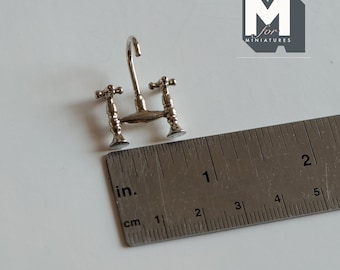 1/12スケール ミニチュア橋型混合水栓（クロスハンドル付き）、金属製蛇口、13/16 x 15/16インチ、DIYドールハウス用品（シルバー）