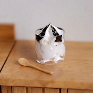 Suministros para casa de muñecas Miniatura Helado de chocolate con cuchara E032