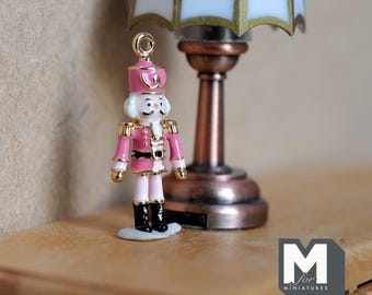 Adorno para casa de muñecas Soldado alemán Escala 1:12 Miniatura para árbol de Navidad 2,8 cm de alto (metal) (rosa) - G080