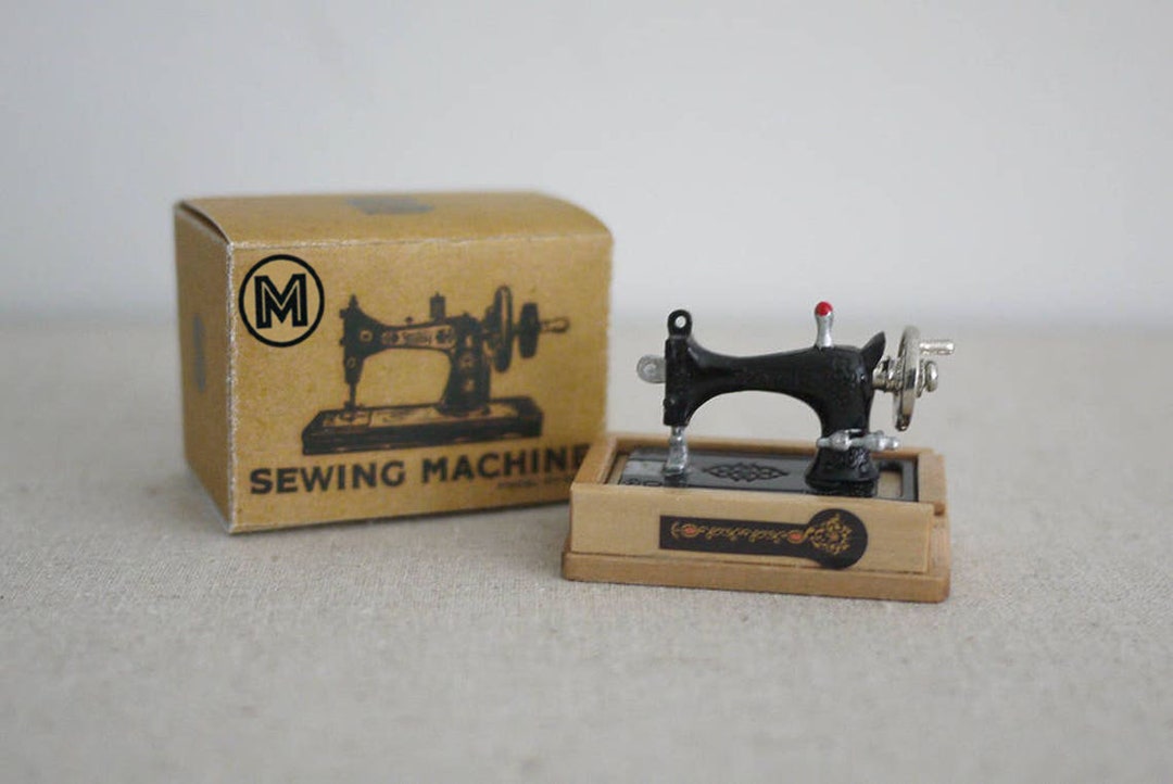 Dollhouse Kit: Sewing Machine Parts, White