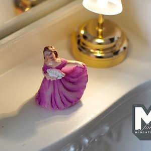 1:12 Puppenhaus Miniatur Figur Tanzende Dame, Dame in Cerise - B086