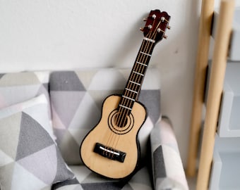 Dollhouse Supplies miniature guitar classic- H025