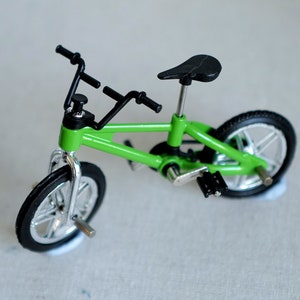 1:12 Dollhouse supplies outdoor decoration miniature small size freestyle bike cross bicycle front and rear pegs no brakes (Green) K012