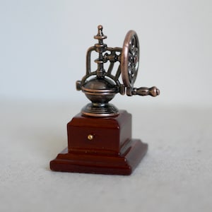 Puppenhaus Miniatur Vintage Kaffeemühle, kleine Kaffeemühle, 1/12 Kaffee Kaffeemühle (braun) - E076