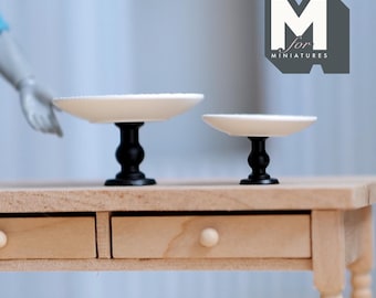 Miniatuur taartstandaards set van 2 poppenhuis bakkerij eten serveerschaal display standaard 3/4 inch hoog (wit) - E078