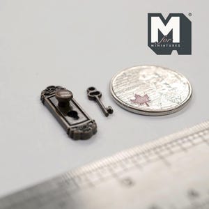 Plaque de poignée de porte miniature en bronze antique à l'échelle 1:12 avec clé, hauteur 15/16 pouce