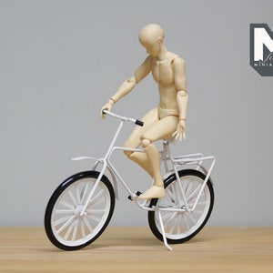 1:12 Miniature Metal Leisure Bicycle White and Black Bike with Fixed Handlebars and Pedals - G097