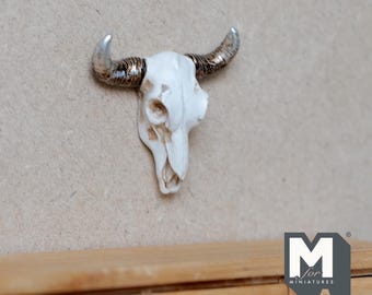 大きな角を持つ羊の頭蓋骨のレプリカ。ジオラマ、アクションフィギュア