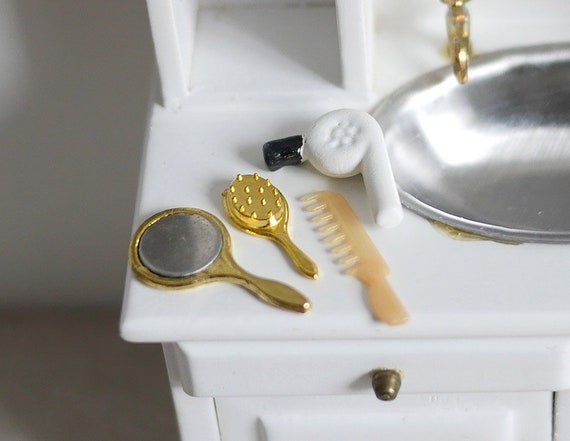 Mobili in Miniatura da Bagno, 1:12 Set di Mini Articoli da Toilette, Mini Accessori da Bagno, con Pettini, Dentifricio, Spazzolino, Asciugacapelli, per La Decorazione de Casa Delle Bambole (B
