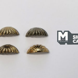 Könnte beinhalten: Vier goldfarbene Metallhalbkuppeln mit einem gerippten Design. Diese Dekorationsstücke sind ideal für Puppenhausmöbel oder andere Miniaturprojekte.