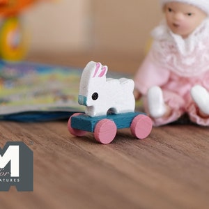 Puppenhaus Miniatur Hase Hase Nachziehspielzeug mit festen Rädern Maßstab 1:12 Little Pull Wheel Toy - G056