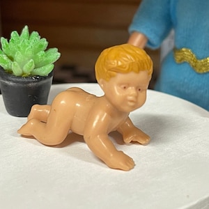 1:12 Dollhouse Supplies Miniature Crawling Figurine - G041