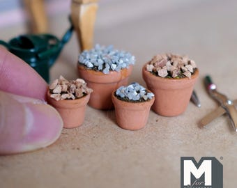 1/12スケールのミニチュアテラコッタ鉢（土と石付き）、4個セット、高さ約2cm、ドールハウス装飾