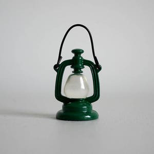 1:12 dollhouse miniature kerosene lamp metal lantern, outdoor lighting outdoor light lamplight camping light gas lantern (Green) C084