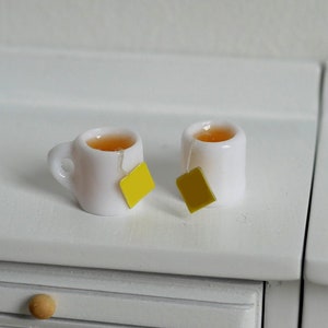 1:12 1:12 dollhouse Miniature Teetasse 2 weiße Tassen englischer Tee gelbes Etikett Tee E083