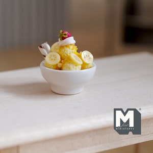 Helado de vainilla en miniatura con plátano para casa de muñecas - H021