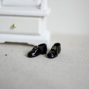 Dollhouse miniature men shoes, Miniature men shoes, Miniature fashion, Dollhouse shoes, Dollhouse shoes - G074