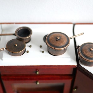 Dollhouse Supplies Cooking Pots with Lids 1:12 Scale Miniature Pots with Handles Set of 4 (Bronze) - E035