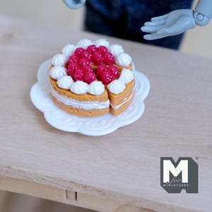 Miniature Sponge Cake Layered with Scalloped Flower Plate 1:12 Scale Dollhouse Dessert 15/16 inch dia. (resin) - E026