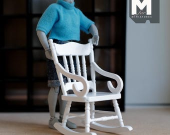 Dockhustillbehör Gungstol 1:12 Skala Miniatyr Möbel Gungstol 8,5 cm hög (trä) (vit) - i034