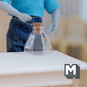 Miniatur Glas Wein Karaffe 1:12 Maßstab Puppenhaus Zubehör Karaffe , Weinkrug , Weingefäß Glas Vase Flasche 1 Zoll groß (Glas) - H041