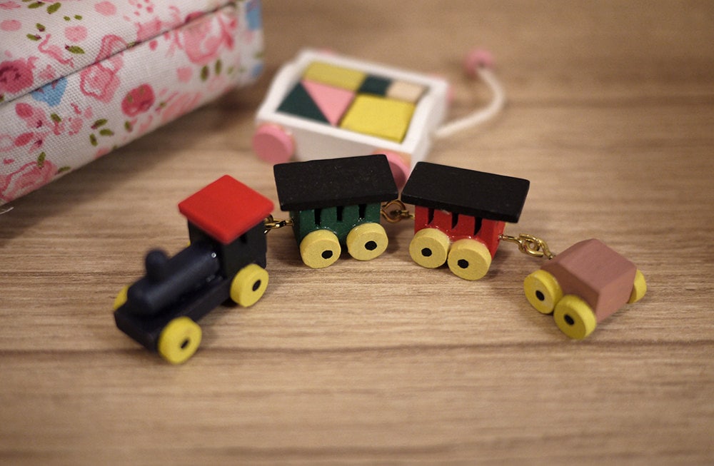 1:12 Scale Plastic Red Train Engine Dolls House Miniature Nursery Toy Accessory 