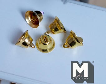 1:12スケールのミニチュアメタルベル5個セット、ワイヤーストリング付きクラフトチャーム、リースとガーランド、高さ5/8インチ、ドールハウスクラフト用品