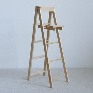 Tabouret miniature en bois avec échelle de 4 marches pour maison de poupée - J041