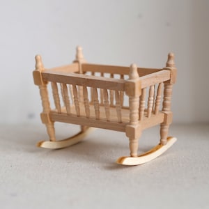 Casa delle bambole in miniatura non verniciata, incompiuta, culle per bambini, lettino per neonati, casa delle bambole, letto in legno, 1 miniatura in scala 12a - J005