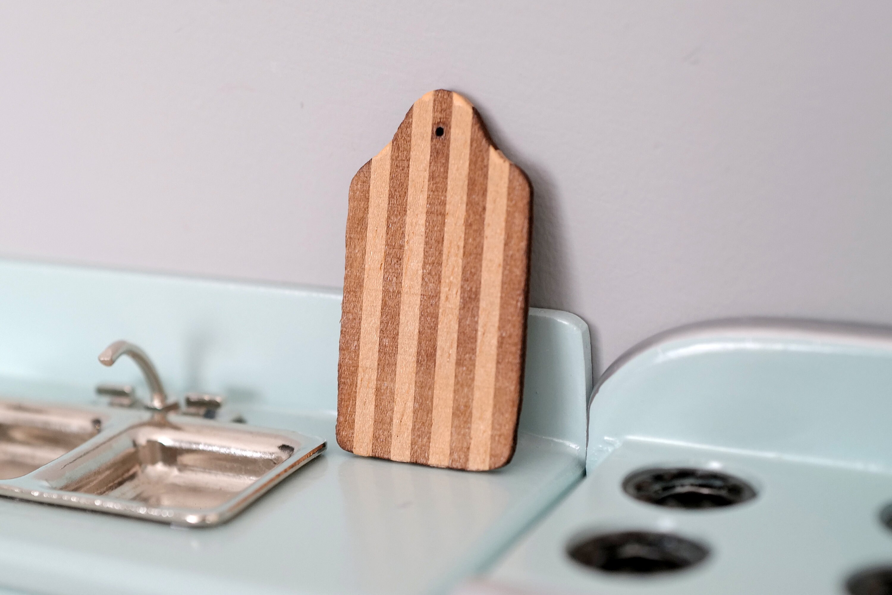 1:12 scala Dollhouse Miniature cucina Dollhouse Miniature Cutting Board con appendiabiti a parete 1:12 scala Dollhouse Miniature cucina Dollhouse Miniature Cutting Board con appendiabiti a parete