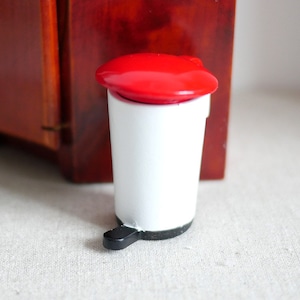 1:12 Dollhouse Miniature Garbage Bin Trash Can - D077
