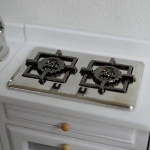 Réchaud miniature en métal pour maison de poupée, appareil de cuisine avec 2 têtes de brûleur et anneaux de support (pas d'armoire) C081