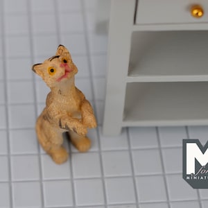1:12 Dollhouse Miniature Hungry Cat C048