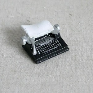 1:12 Scale Dollhouse Miniature Typewriter (black) (plastic) - G057