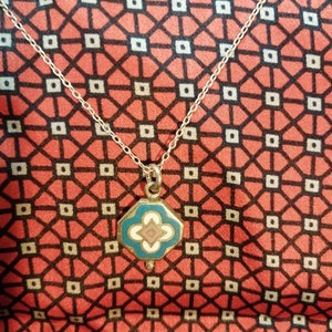 Zilveren ketting met hanger met email cloissonne