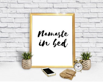 Póster "Namaste en la cama" - Divertido - Yoga - Descarga de pósteres - Póster de yoga - Regalo de broma - Humor - Pósteres - Impresión digital - Descarga instantánea