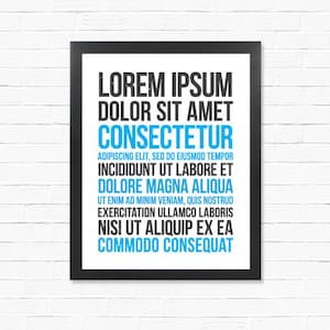 Puede incluir: Un póster de tipografía en blanco y negro con el texto "Lorem Ipsum Dolor Sit Amet Consectetur Adipiscing Elit, Sed Do Eiusmod Tempor Incididunt Ut Labore Et Dolore Magna Aliqua Ut Enim Ad Minim Veniam, Quis Nostrud Exercitation Ullamco Laboris Nisi Ut Aliquip Ex Ea Commodo Consequat". El texto está en negrita, sin serifas y está dispuesto en una columna vertical.
