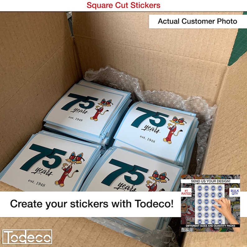 Puede incluir: Una caja llena de pegatinas cuadradas con un personaje de dibujos animados que lleva gafas de sol y el texto "75 a&ntilde;os est. 1948". Las pegatinas est&aacute;n impresas en papel blanco con fondo azul. La caja est&aacute; etiquetada como "Pegatinas cuadradas" y "Foto real de un cliente".