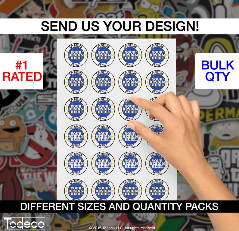 Puede incluir: Una hoja de papel blanco con 24 pegatinas circulares azules y amarillas. Cada pegatina tiene el texto "Your Design Here" en el centro. Las pegatinas est&aacute;n dispuestas en una cuadr&iacute;cula de 6 filas y 4 columnas. El texto "Send Us Your Design!" est&aacute; en la parte superior de la hoja. El texto "Bulk Qty" est&aacute; en la esquina superior derecha de la hoja. El texto "Different Sizes and Quantity Packs" est&aacute; en la parte inferior de la hoja.