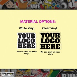 Puede incluir: Dos cuadrados blancos con texto negro, que muestran las opciones para imprimir pegatinas personalizadas en vinilo blanco o transparente. El texto dice "YOUR LOGO HERE" y "We can print on white vinyl." y "We can print on clear vinyl."