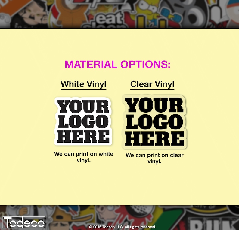 Puede incluir: Dos cuadrados blancos con texto negro, que muestran las opciones para imprimir pegatinas personalizadas en vinilo blanco o transparente. El texto dice "YOUR LOGO HERE" y "We can print on white vinyl." y "We can print on clear vinyl."