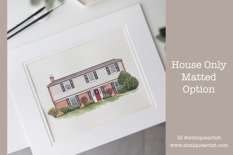 Op de afbeelding: Waterverfschilderij van een huis met twee verdiepingen met een bakstenen gevel, zwarte luiken en een rode voordeur, ingelijst in een witte lijst. Het kunstwerk is getiteld "House Only Matted Option".