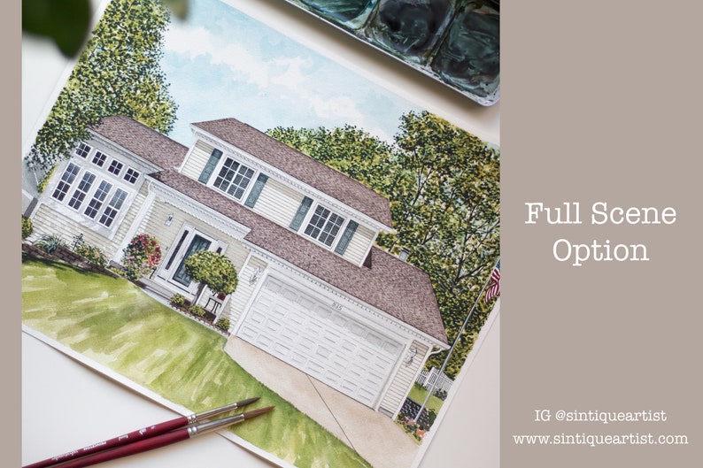 Op de afbeelding: Waterverfschilderij van een huis met twee verdiepingen met een bruin dak, witte gevelbekleding en groene luiken. Het huis heeft een garage voor twee auto's en is omgeven door groen gras en bomen. Het schilderij is getiteld "Full Scene Option".